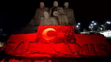 Sarıkamış'ta Anlamlı Anma: Işıklandırılan Kardan Şehit Heykelleri