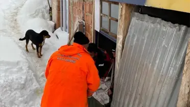 AFAD, karla kaplı köyde yaşlı kadını hastaneye taşıdı