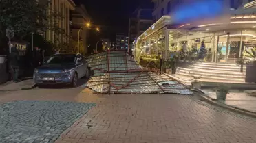 Uçan çatı ve zarar gören araçlar