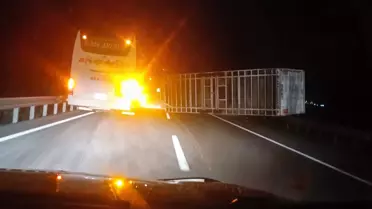 Şiddetli Rüzgar Sinop'ta Tırı Devrildi, Sürücü Hastaneye Alındı