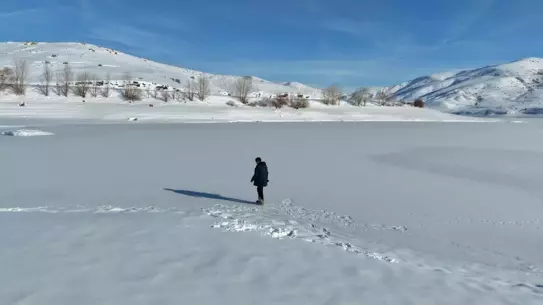 Sivas’ta Yıldız Göleti Buzla Dondu: Kışın Sert Görünümü