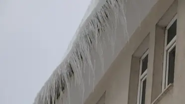 Van’da okul çatıları temizleniyor