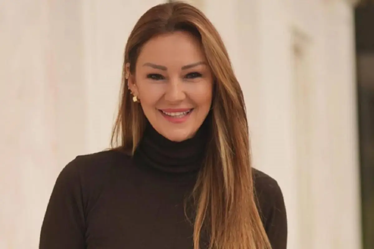 Pınar Altuğ'un Çarpıcı Dekolteli Görünümü Gecenin Gözdesi Oldu