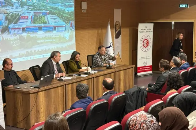 Panelde konuşma yapan akademisyen