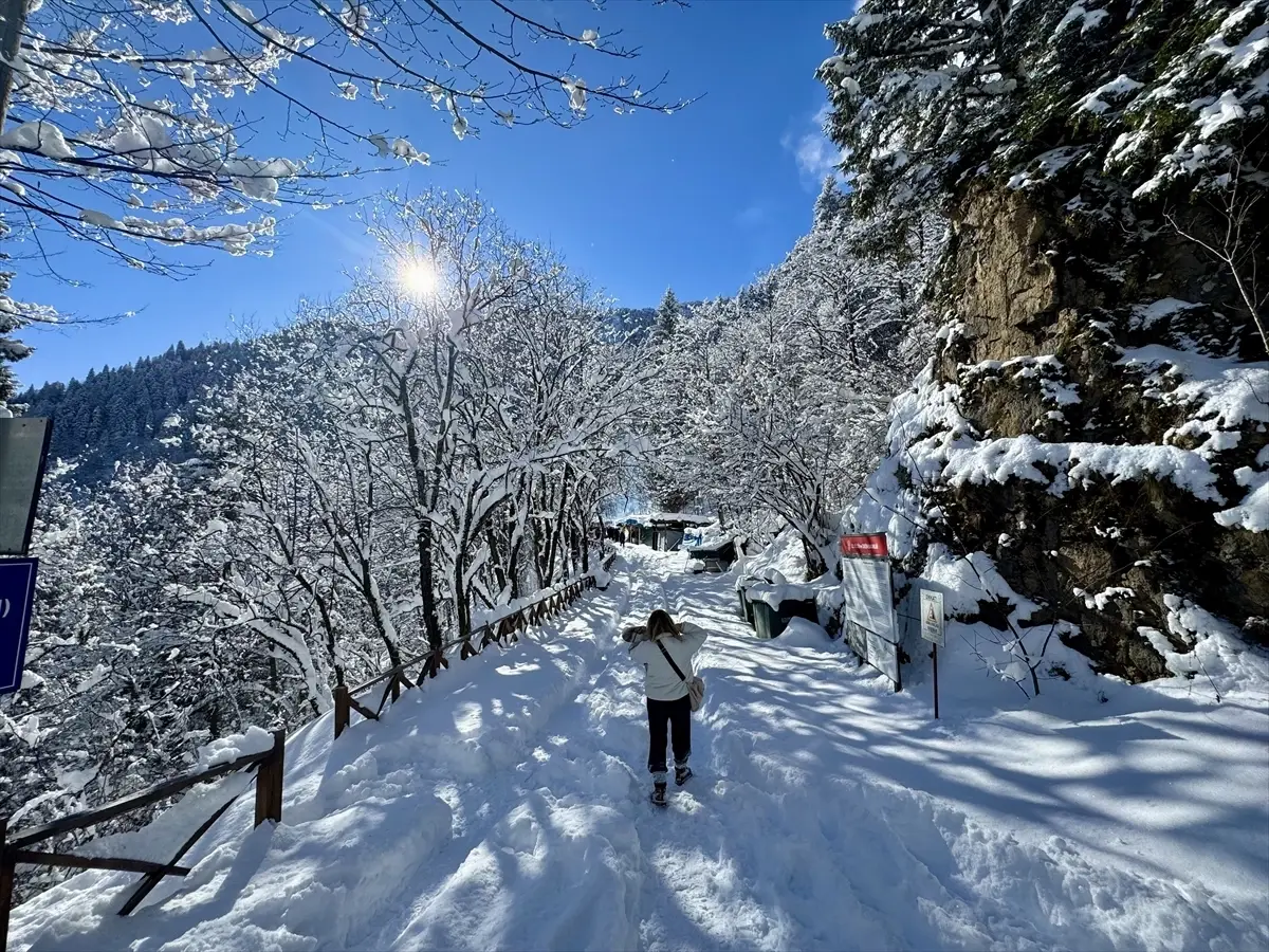 Kar Beyazlığıyla Büyüleyen Sümela Manastırı: Kış Turizminin Yeni Gözdesi