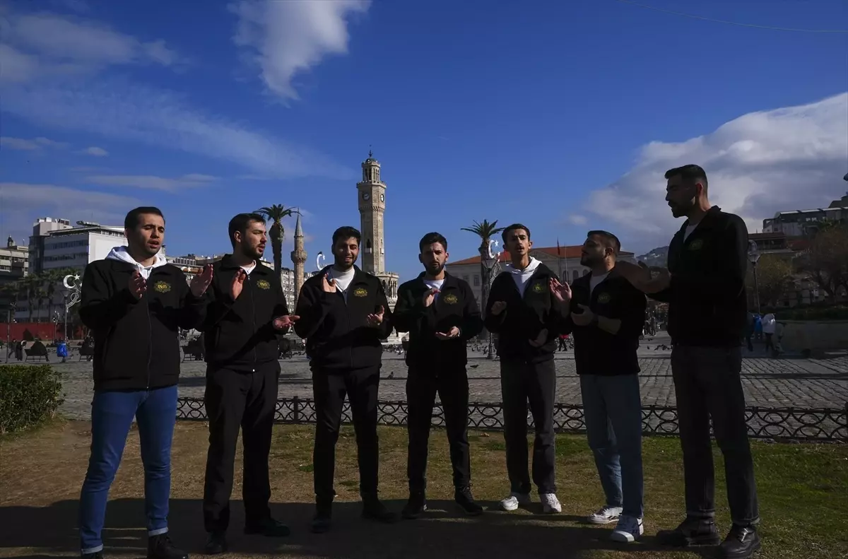 İzmir Üniversiteli Gençler, Türkülere Alkışla Canlı Performans Sunuyor