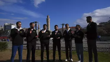 İzmir Üniversiteli Gençler, Türkülere Alkışla Canlı Performans Sunuyor