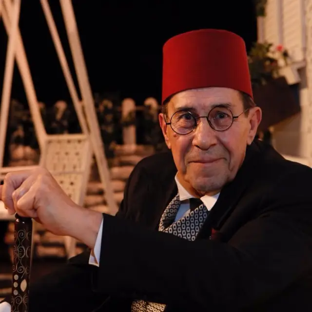 Göktay huzurevinde sohbet ederken