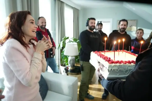 Set arkadaşlarıyla birlikte kutlama anı