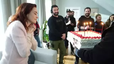 Özgü Namal, 'Kıskanmak' Setinde 48. Yaşını Sürpriz Pasta ile Kutladı