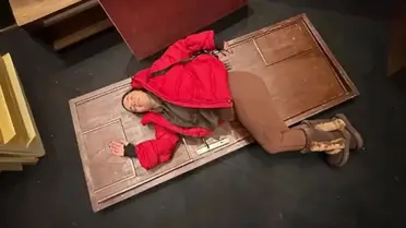 Aslı Bekiroğlu’na Sahne Şoku: 'Sil Baştan'da Kapı Düşmesi