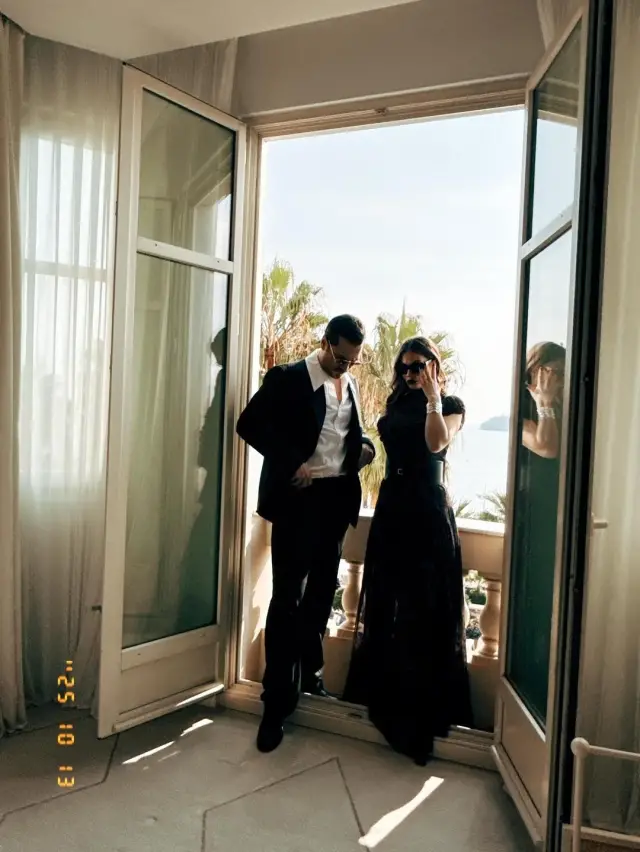 Demet Özdemir bordo elbise detayları