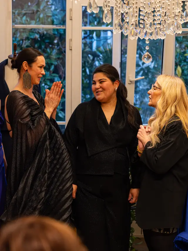 Özlem Süer konuşma yaparken