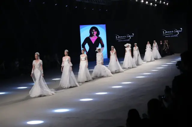 Butik içinde sergilenen Pınar Bent gelinlikleri