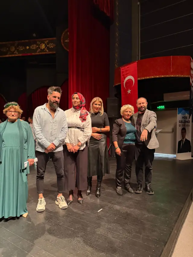 Detaylı dikiş işçiliğiyle öne çıkan bir tasarım