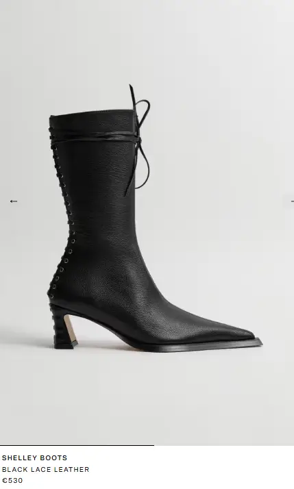 Rama Duwaji çizmelerle poz veriyor