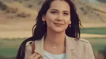 Gülsim Ali, Zarif Siyah Mini Elbisesiyle Son Davette Göz Kamaştırdı