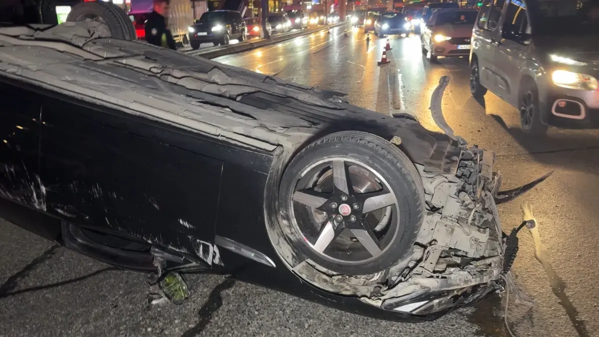 Avcılar’da aydınlatma direğine çarpan araç