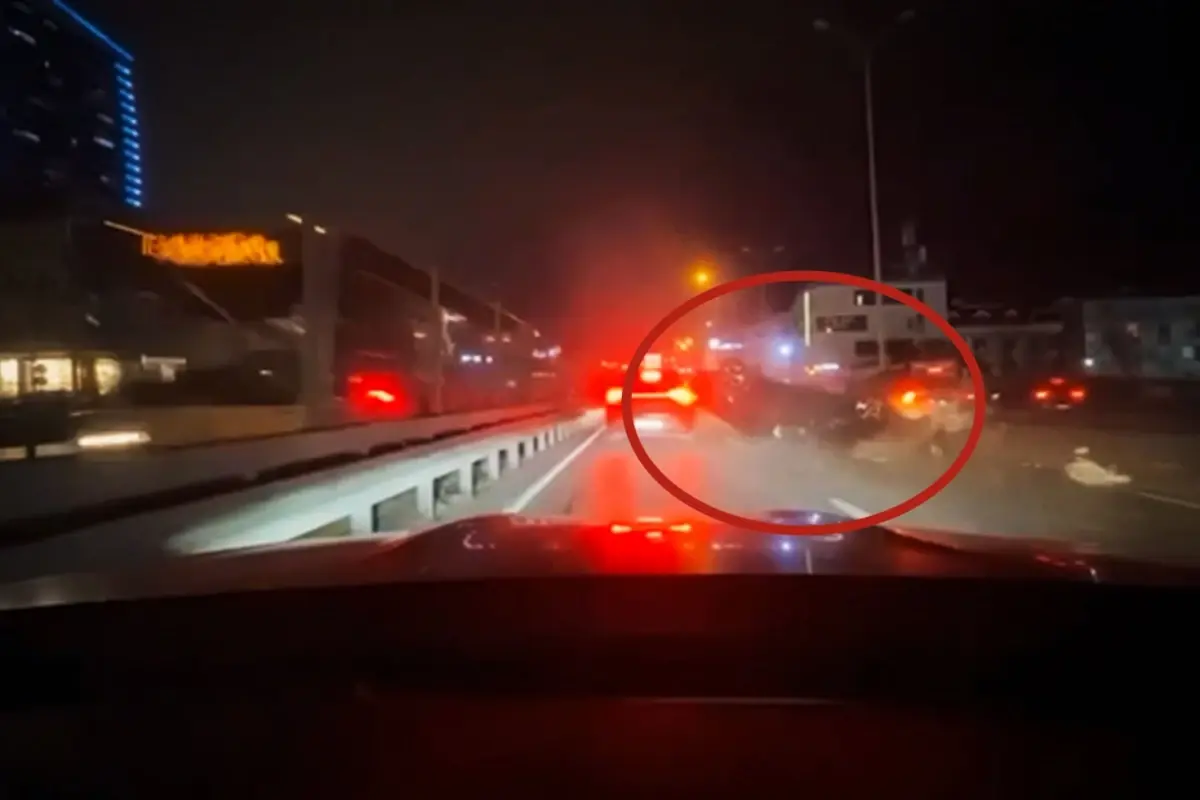 Avcılar’da Trafik Çıkmazına Çıkan Otomobil 3 Araçla Çarpışıp Ters Döndü