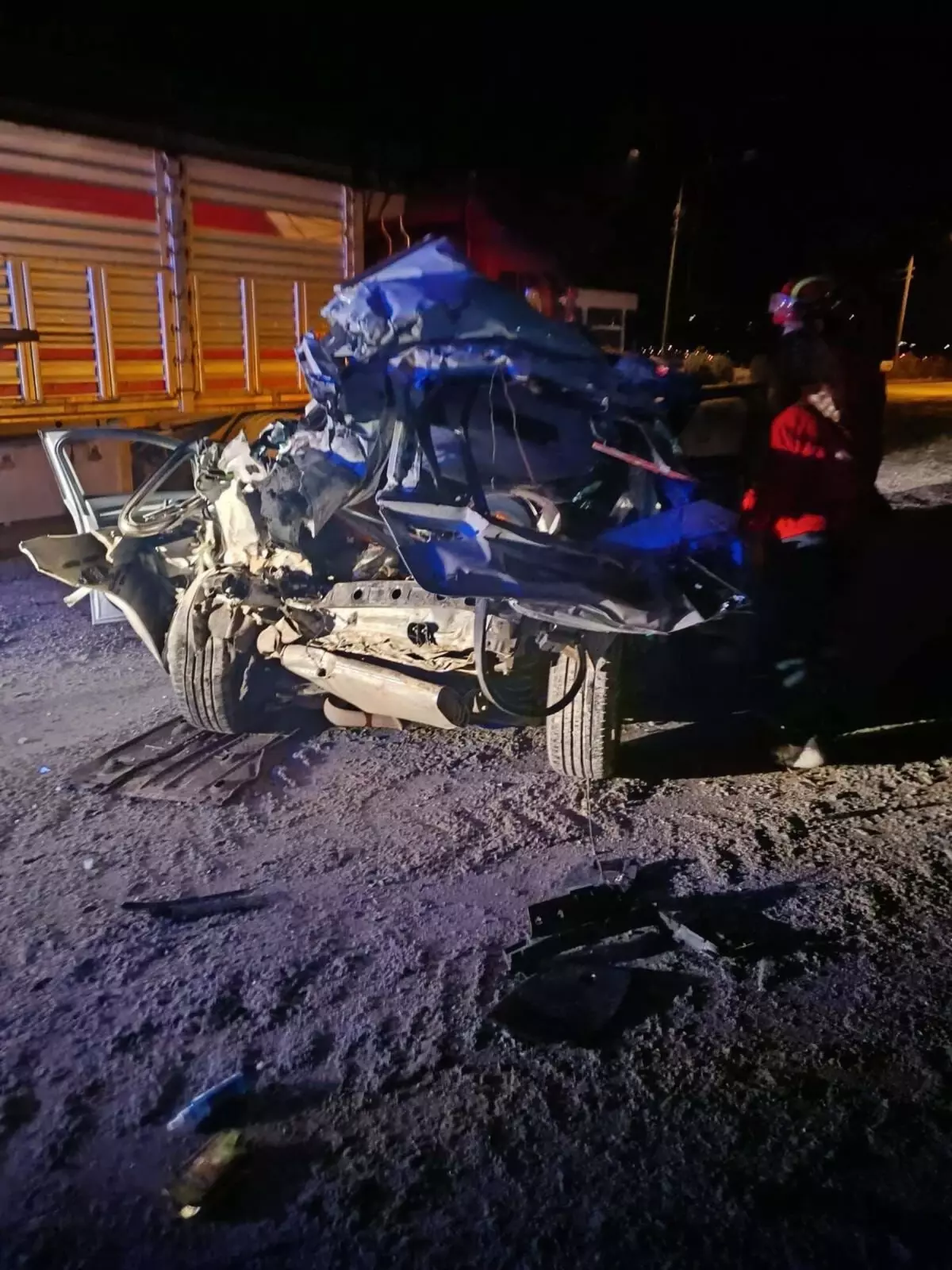 Kazada kullanılan TIR ve çarpan otomobil