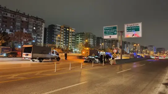 Etimesgut'ta Kontrol Kaybı: Otomobil Beton Bariyere ve Minibüse Çarptı