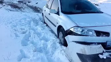Buzlu Yol Şartlarında Başkale’de Şarampole Düşen Otomobil