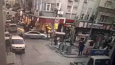 Eminönü'nde Trafik Kazası: Sürücü Gaz Pedalıyla Çarptı, 4 Yaralı