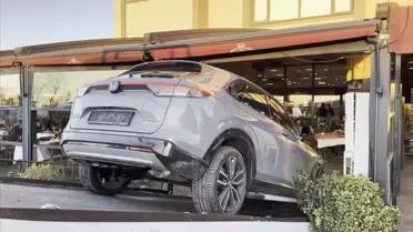 Cahit Berkay’ın Kontrol Kaybı Restoranı Yakaladı: Garson Yaralandı