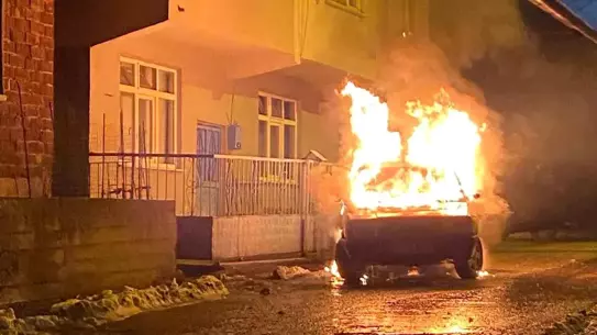 Karabük Yenice'de Park Halindeki Araçta Çıkan Yangın Hızlıca Kontrol Altına Alındı