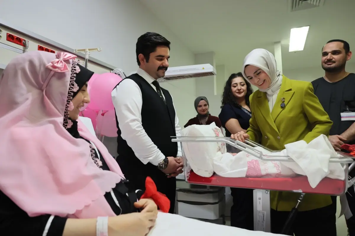 Bakan Göktaş yeni yıl ziyaretinde bebeklerle