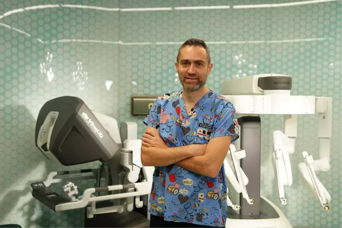 Robotik cerrahi ekipmanı ve çocuk hastanın fotoğrafı