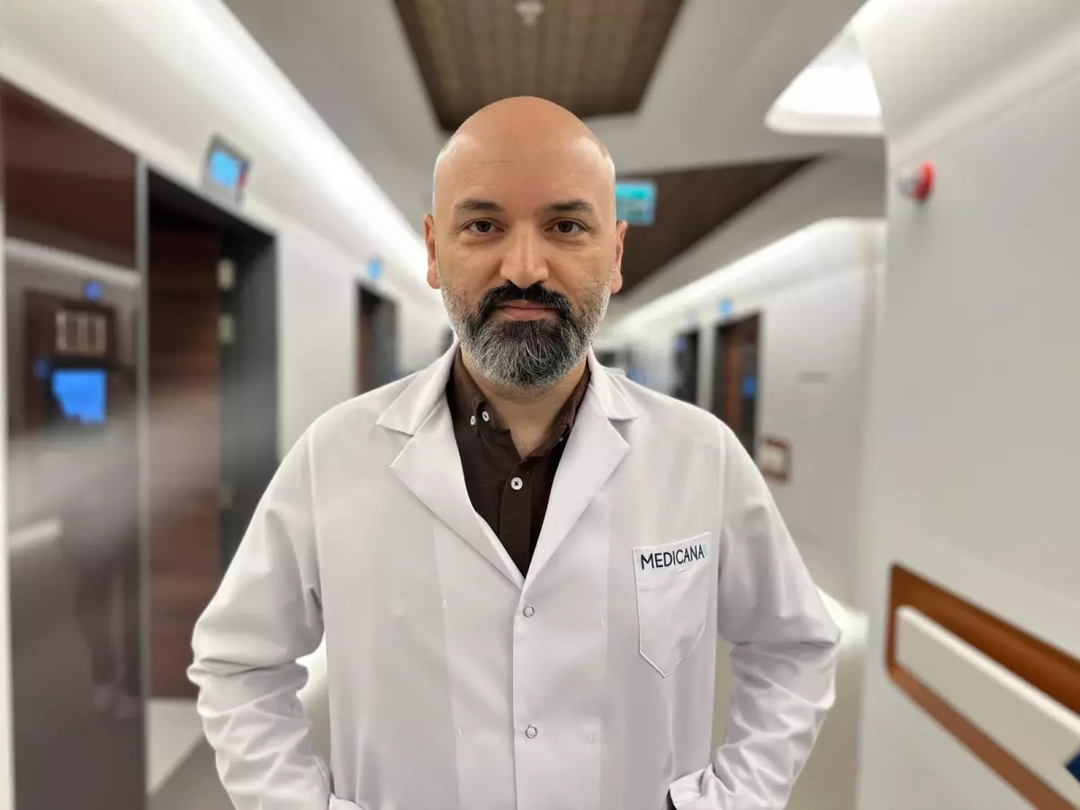 Kapalı alanda nargile içen kişiler