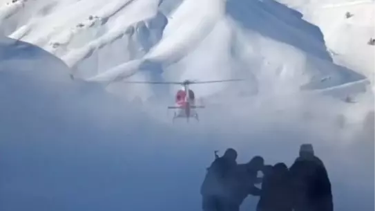 Şemdinli'de Karla Kapalı Yol Üzerinden Helikopterle Hamile Kadın Hastaneye Taşındı