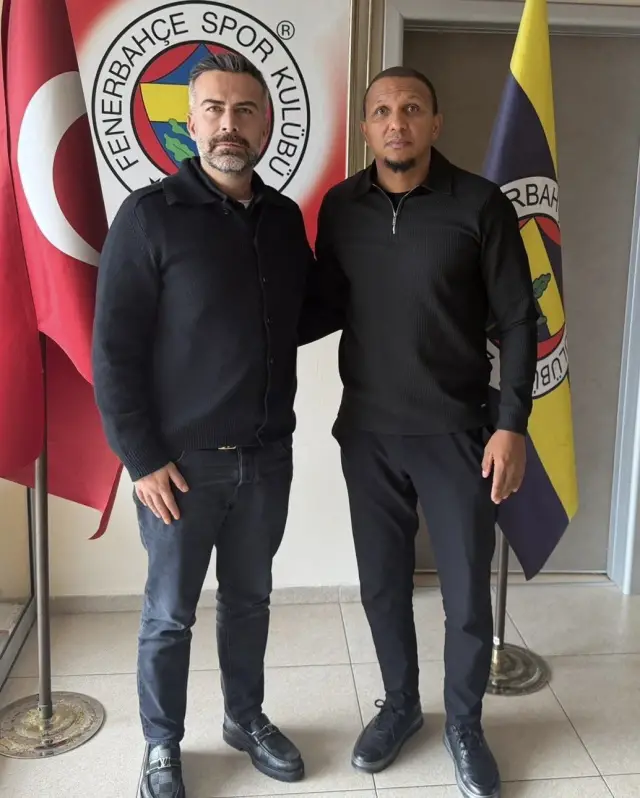 Mehmet Aurelio antrenmanda genç futbolcularla