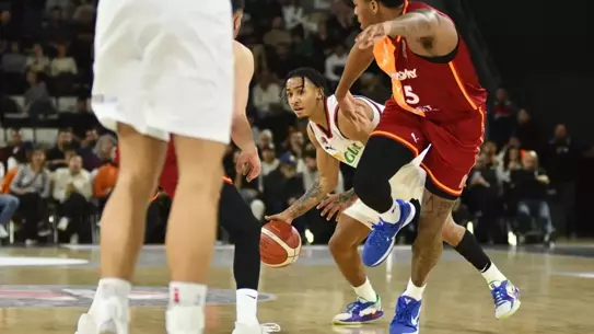 Maç skor tabelası ve oyuncu fotoğrafları