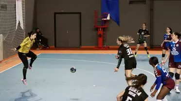 Bursa Büyükşehir Kadın Hentbol Takımı Ortahisar'ı 31-24 Yenerek Liderliğini Sürdürüyor