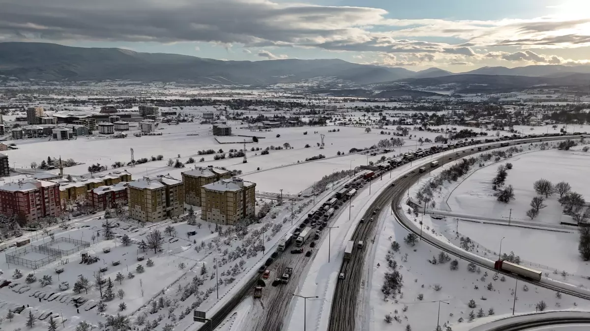 Bolu'da Kar Yağışı ve Ağır Araçlar Otoyolda Uzun Kuyruklar Oluşturdu