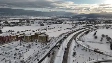 Bolu'da Kar Yağışı ve Ağır Araçlar Otoyolda Uzun Kuyruklar Oluşturdu
