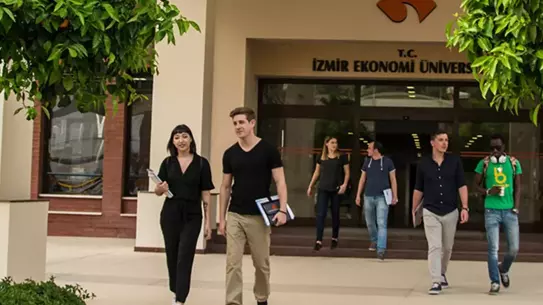 İzmir Ekonomi Üniversitesi'nde Kız Öğrencileri Hedef Alan İnternet Sitesi Tepki Çekti