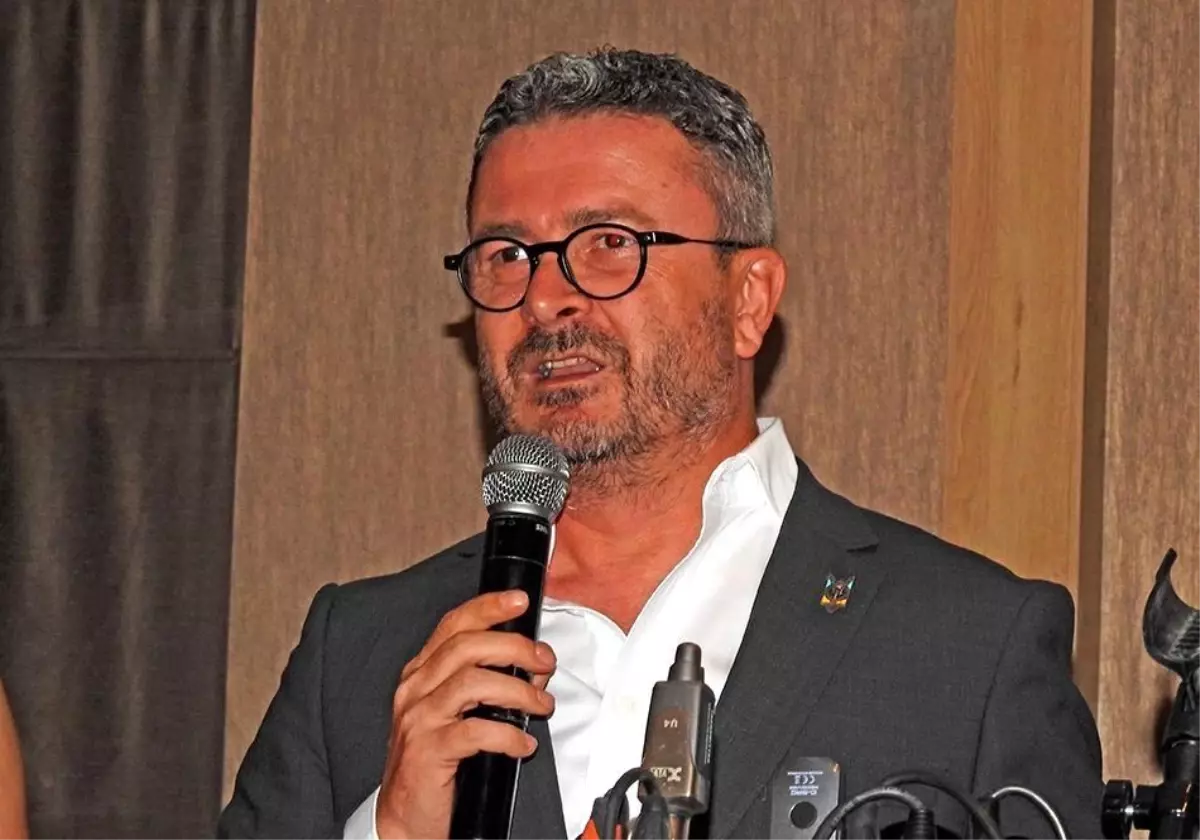 Alaçatı sokakları yılbaşı süslemeleri