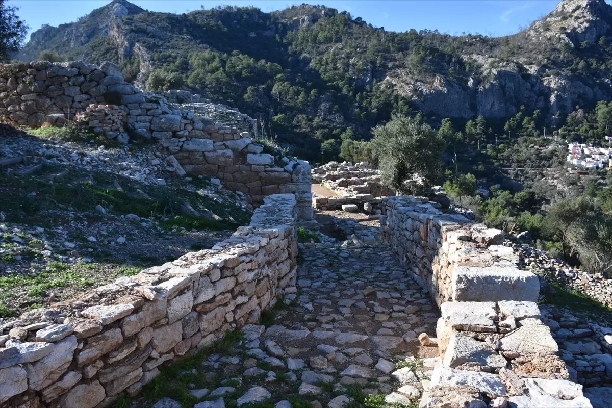 Amos Antik Kenti kazı alanı ve İştar figürlü kolye