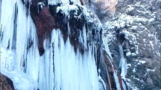 Malatya’da Buzlu Şölen: Günpınar Şelalesi Donarak Buz Sütunları Oluşturdu