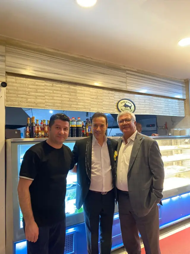 Keman çalan müzisyen ve konuklar