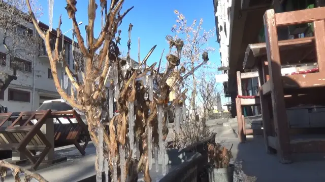 Kars sokaklarında buz birikintileri