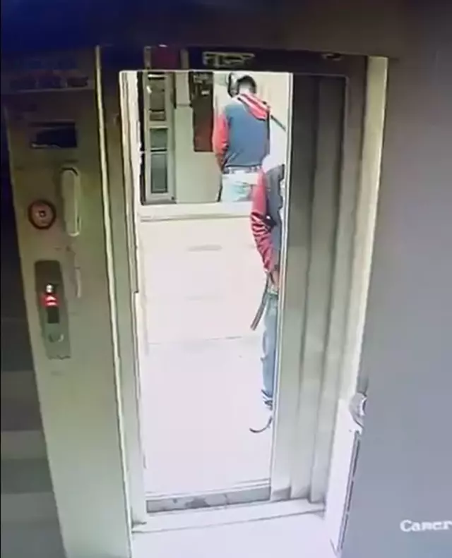 Asansörde idrar yapan şüpheli