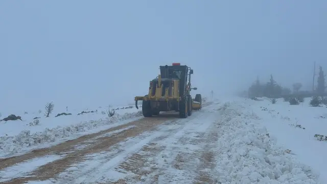 Karla temizlenen yol