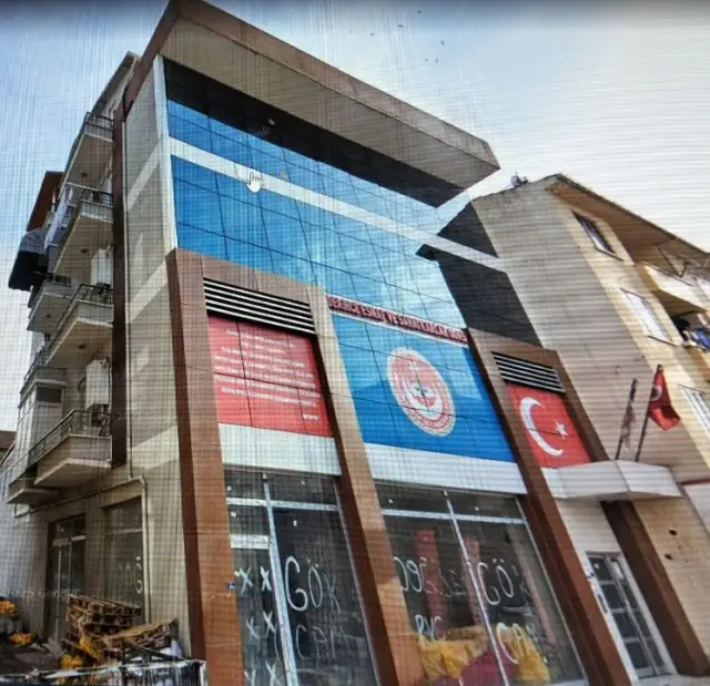 Bekir Sargın padişah kıyafetiyle poz verirken