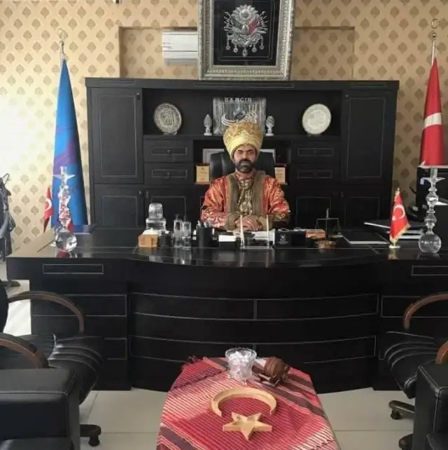 Seçim kampanyası afişi ve odanın dış görünüşü