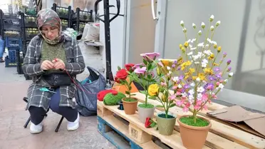 65 Yaşındaki Asiye Kiraz’dan Renkli Örgü Çiçeklerle Aile Bütçesine Katkı