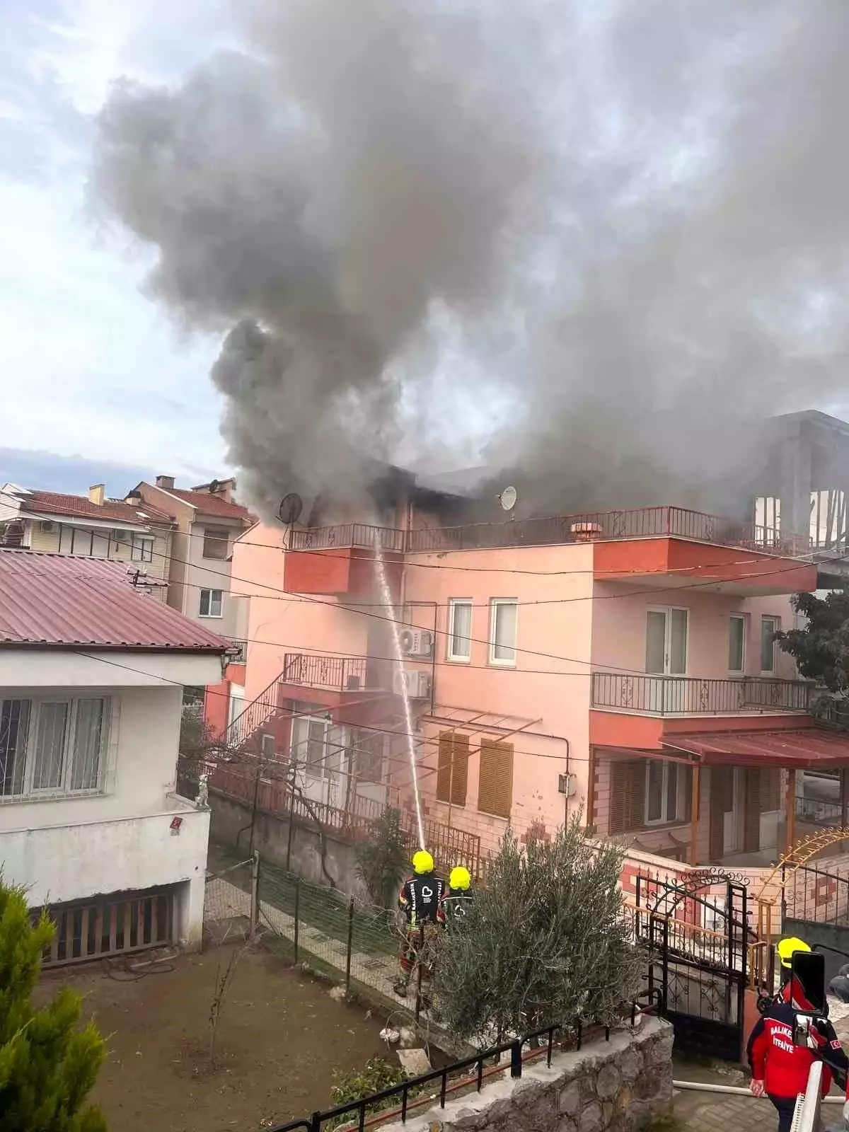 Burhaniye’de Yangın: Yalnız Yaşlı Adam Kurtarıldı